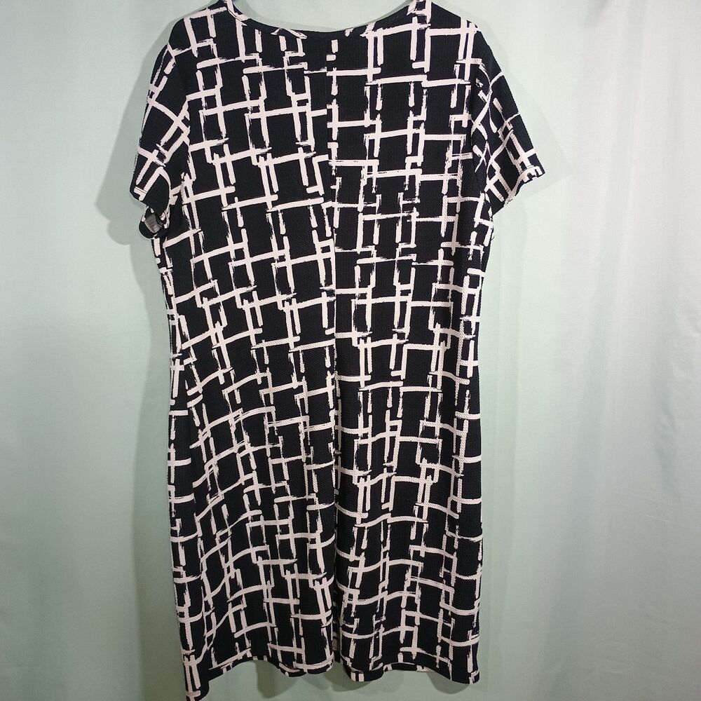 Black White Geometric Dress Short Sleeve Casual Shift Dress Patterned Design - Picture 4 of 4